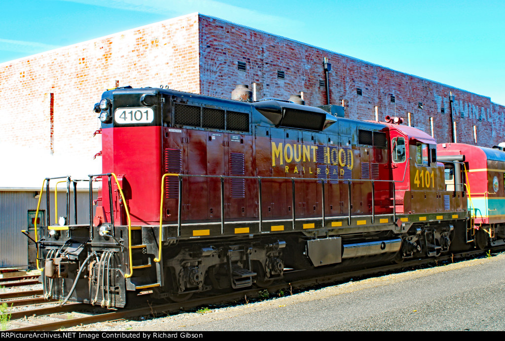 MH 4101 Locomotive (GP9)